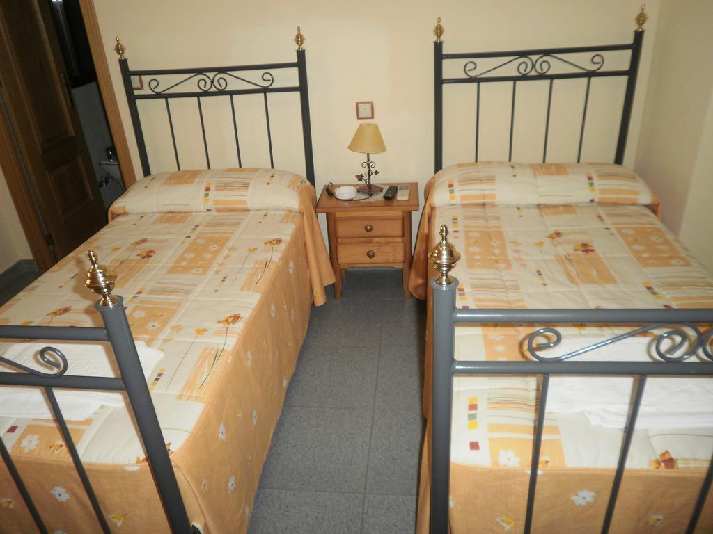 Hostal Miraflor De Las Cadenas Cuacos De Yuste Exterior photo
